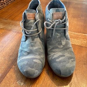 Toms camouflage camo wedge shoes SIZE 10